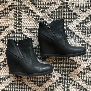 UGG wedge heel boots women’s 9